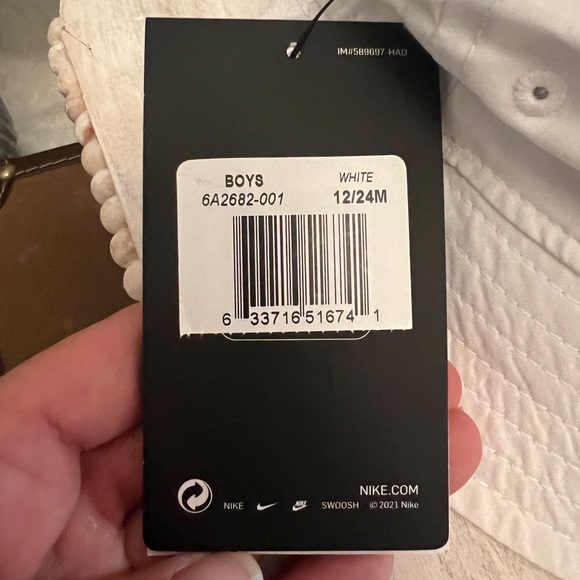 Nike Toddler Bucket Hat: 12-24 Months - White - Picture 3 of 4